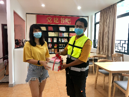 江南中街党群服务中心接收图书.jpg