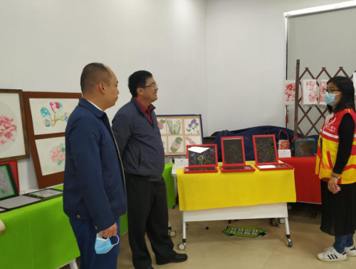 海珠区残联理事长陈武书莅临纸艺作品展现场1.jpg