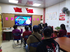 南石头街石岗社区党员观看好家风.png