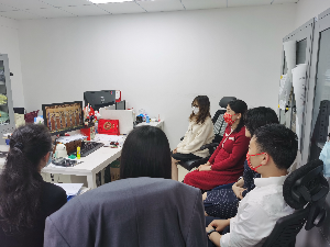 区科工商信局组织下属公司员工观看好家风宣传片.jpg