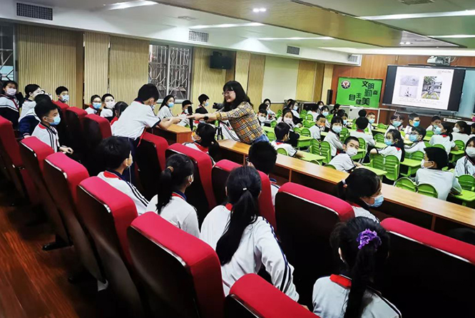 十香园纪念馆馆长在同福中路第一小学课堂上与学生互动.jpg
