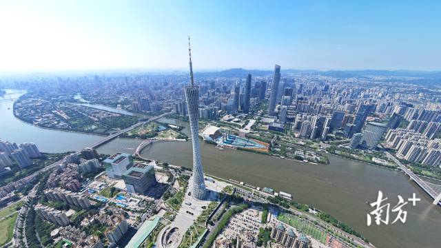 在广州新中轴线俯瞰广州塔。