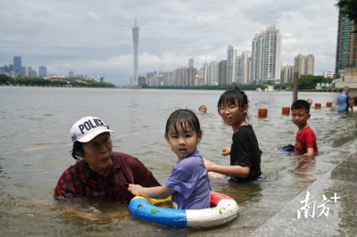 广州珠江现天文大潮，江水漫过亲水平台