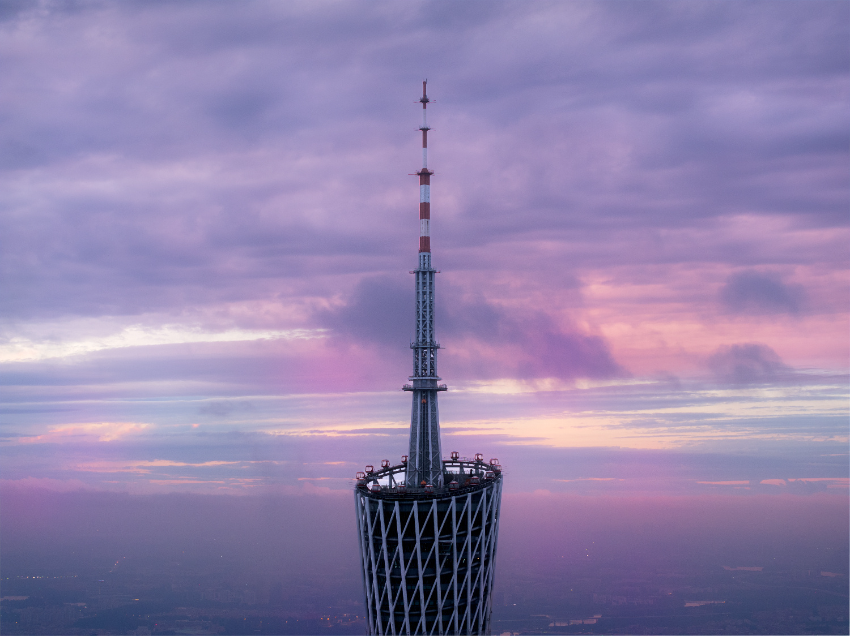 （摄影：江智毅）日出时分，广州塔像一把利剑直入云海。