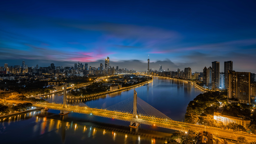 （摄影：李汉晖）夜幕降临，珠江两岸华灯初上，流光溢彩。