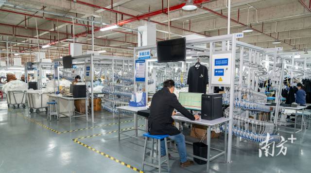 广东新沃格服饰科技有限公司入驻广清纺织园满半年，目前已有四个生产车间。